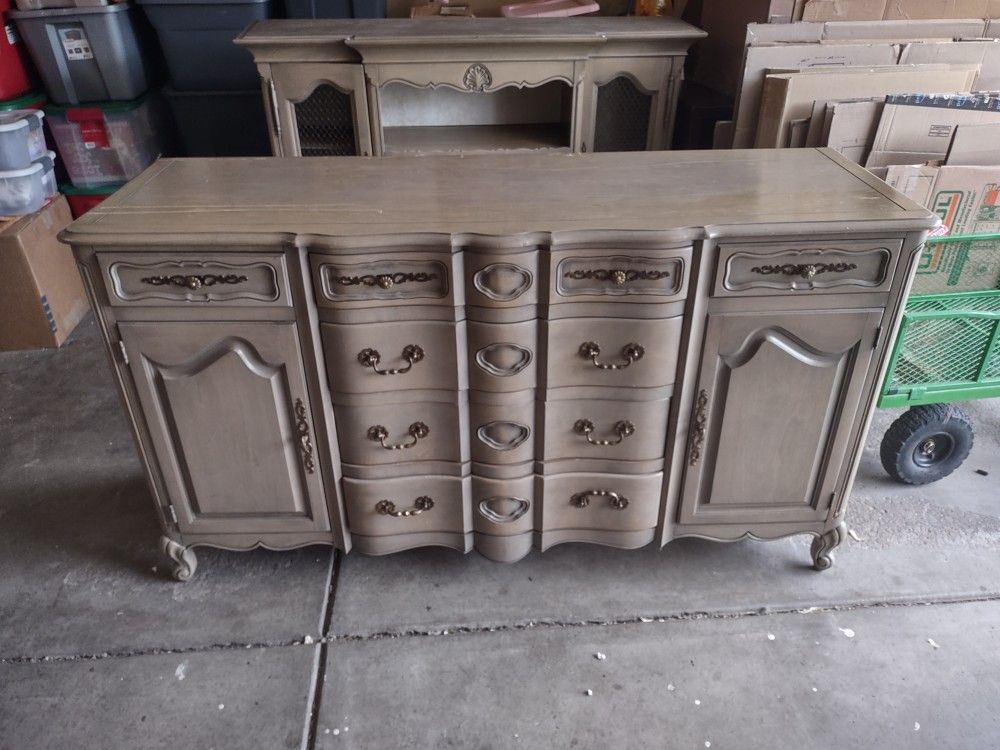 Gorgeous Hutch & Matching Table 
