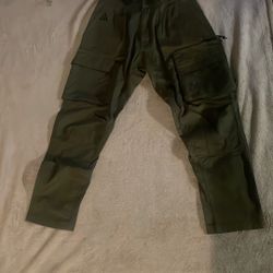 (MEDIUM) nike acg men’s utility cargo pants olive green