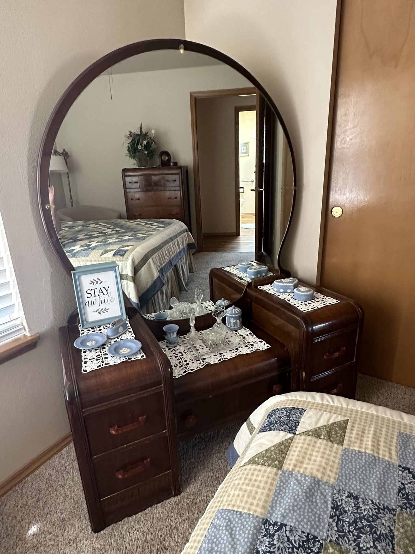 🛏️ Antique Waterfall Complete Bedroom Set. Bed frame is Full Size.