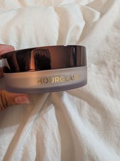 HOURGLASS SETTING POWDER