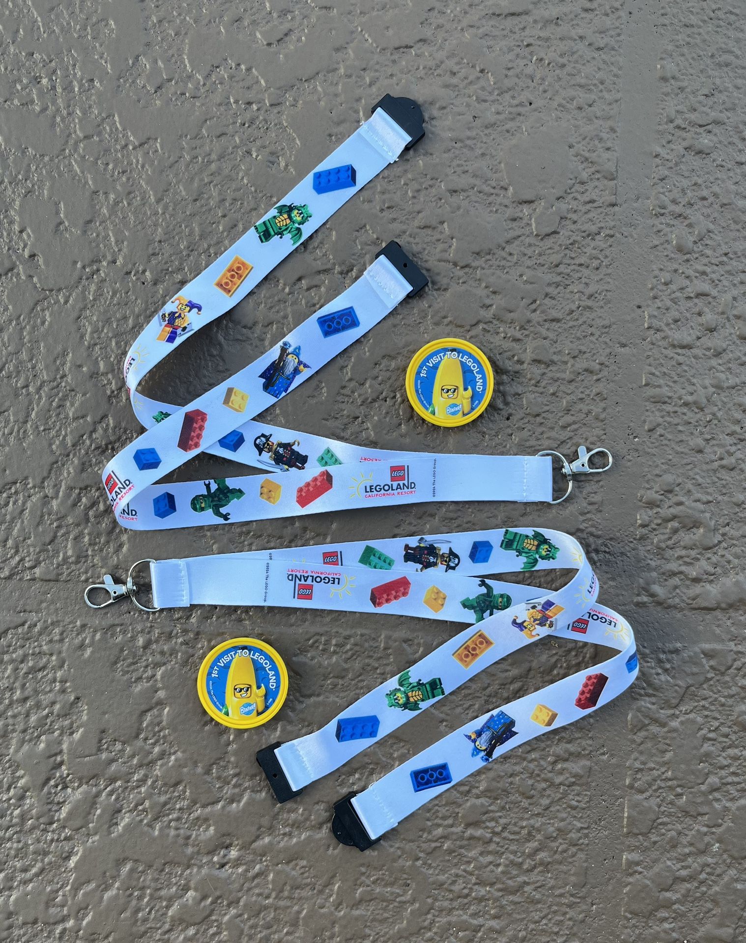 Brand new Legoland Mini Figure Lanyards & 1st Visit Pop Badges 4-piece set