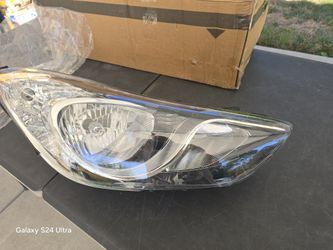 Hyundai Elantra Right Front HEAD light