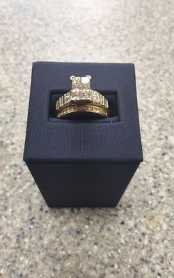 14k Yellow Gold Lady's Cluster Diamond Ring - 11.10g - Ring Size 7.5- 3.2 Diamond Carat- 44 Natural Diamonds