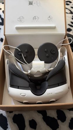 Meta Quest 3 VR Headset with Controllers