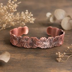 Pure Copper Ginkgo Leaf Cuff Bracelet – 15 mm Wide, Adjustable Botanical Copper Bracelet

Bring the beauty of nature to your everyday style with this 