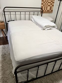 Bed frame with mattress - Queen