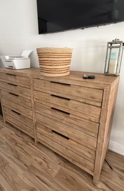 Haverty’s Bedroom Set - 8 Drawer Dresser 2 Nightstands