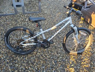 2020 Specialized Hotrock 20 youth mountain bike!! Off-road fun!!