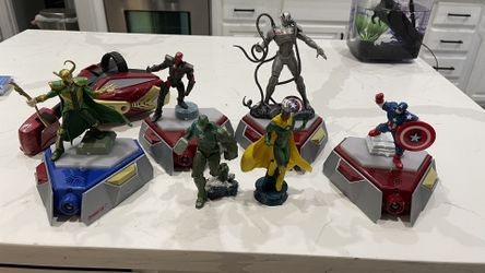 Avenger Labs 6figure And 4 Stands 1xwrist Controller 