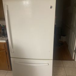 GE Refrigerator Gbe20etearww