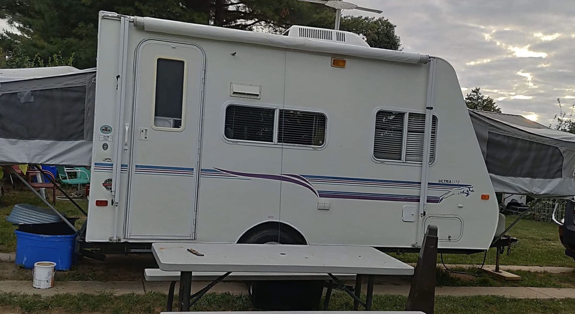 1999 prowler Rv camper with two fold outs great shape