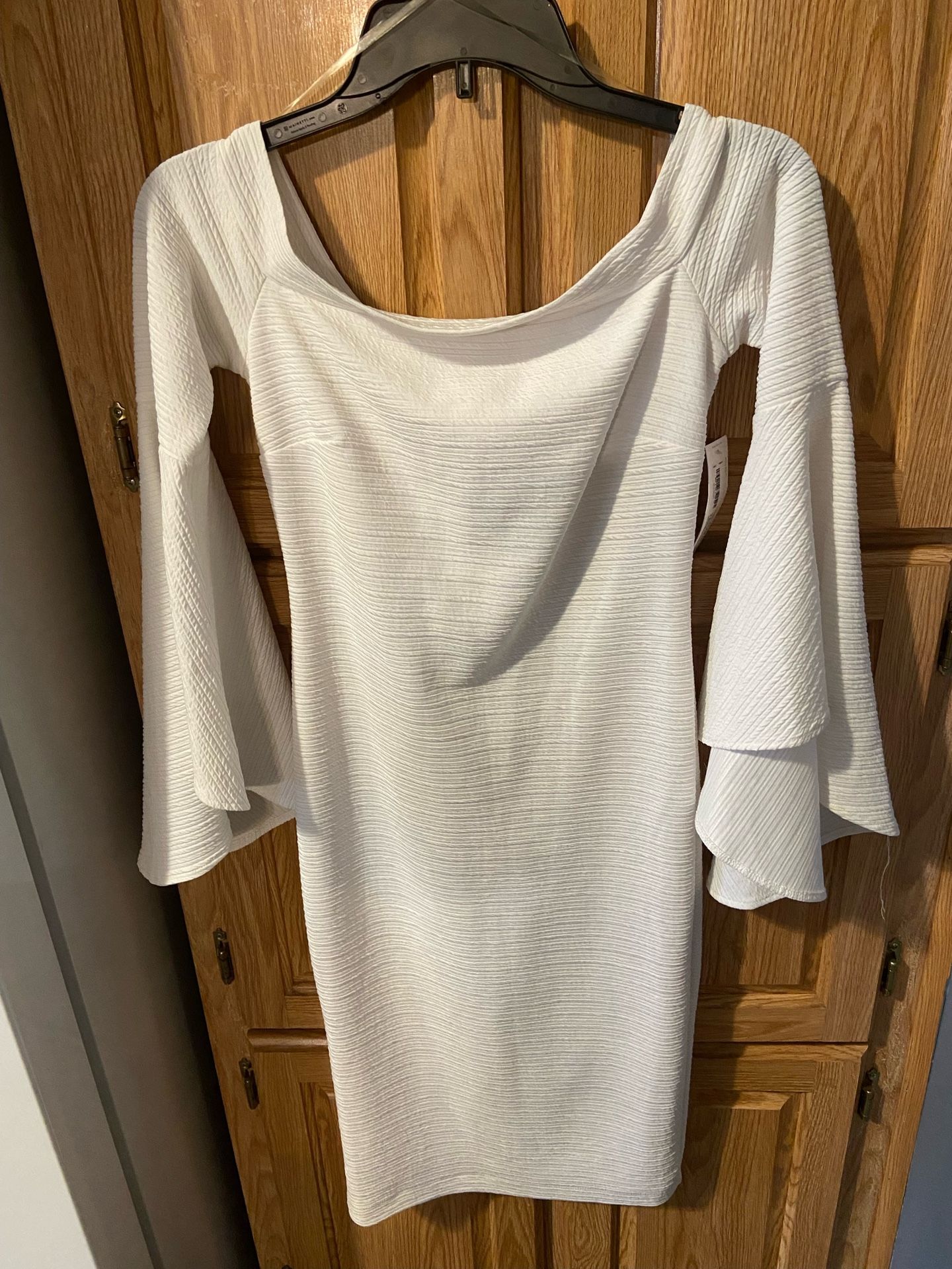 White dress fits size 4-6