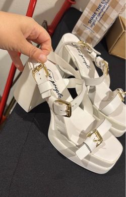 “FREE PEOPLE” white platform sandals