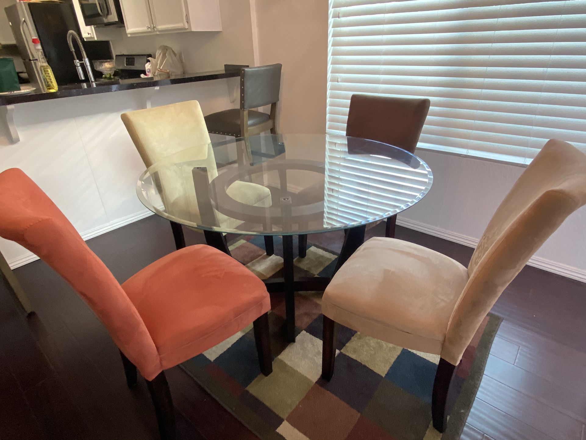 🔥El Cajon Moving out Sale. 🔥Barely Used Set Of Table, Chairs And Rug