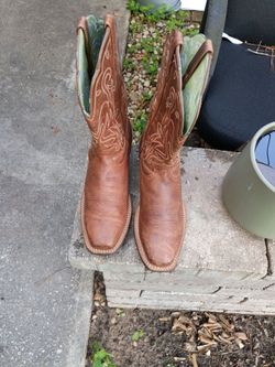 Women's Ariat cowgirl boots