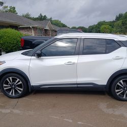 Nissan 2018 Kick White