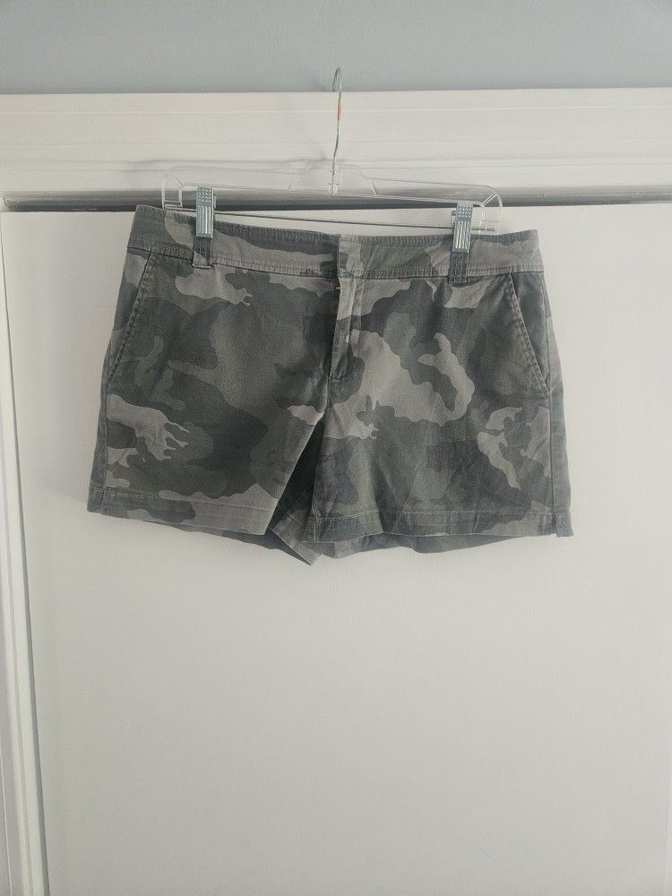 Women's New York & Company SOHO Green Camo 8 Shorts