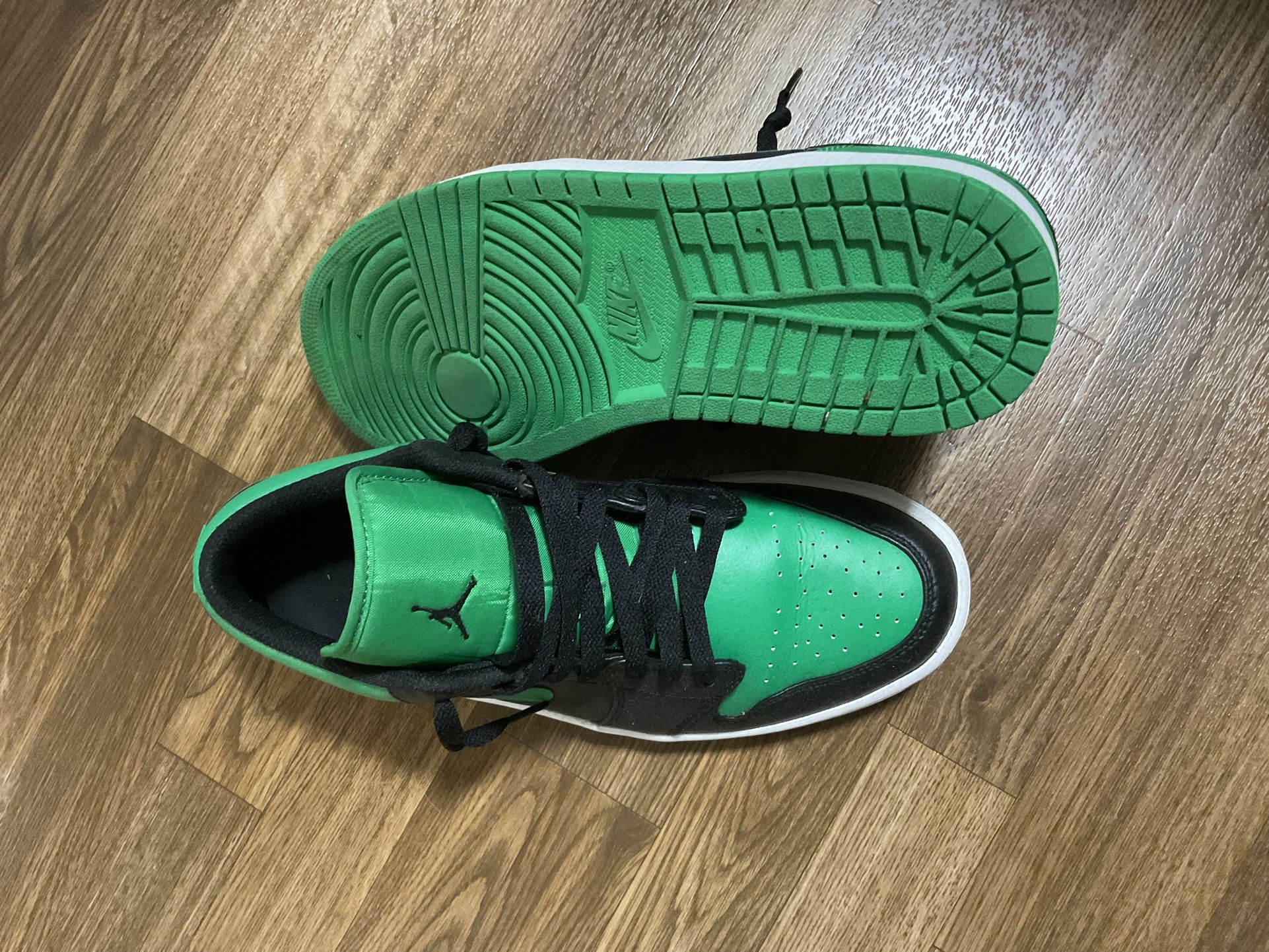 Green And Black Jordans Size 10 Great Condition display picture 1