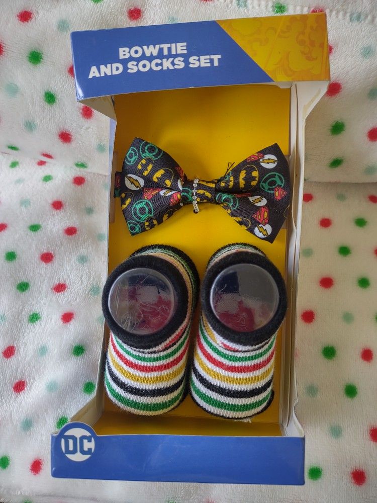 DC Comics Justice League Bow-tie & Socks Gift Set, 0-12M