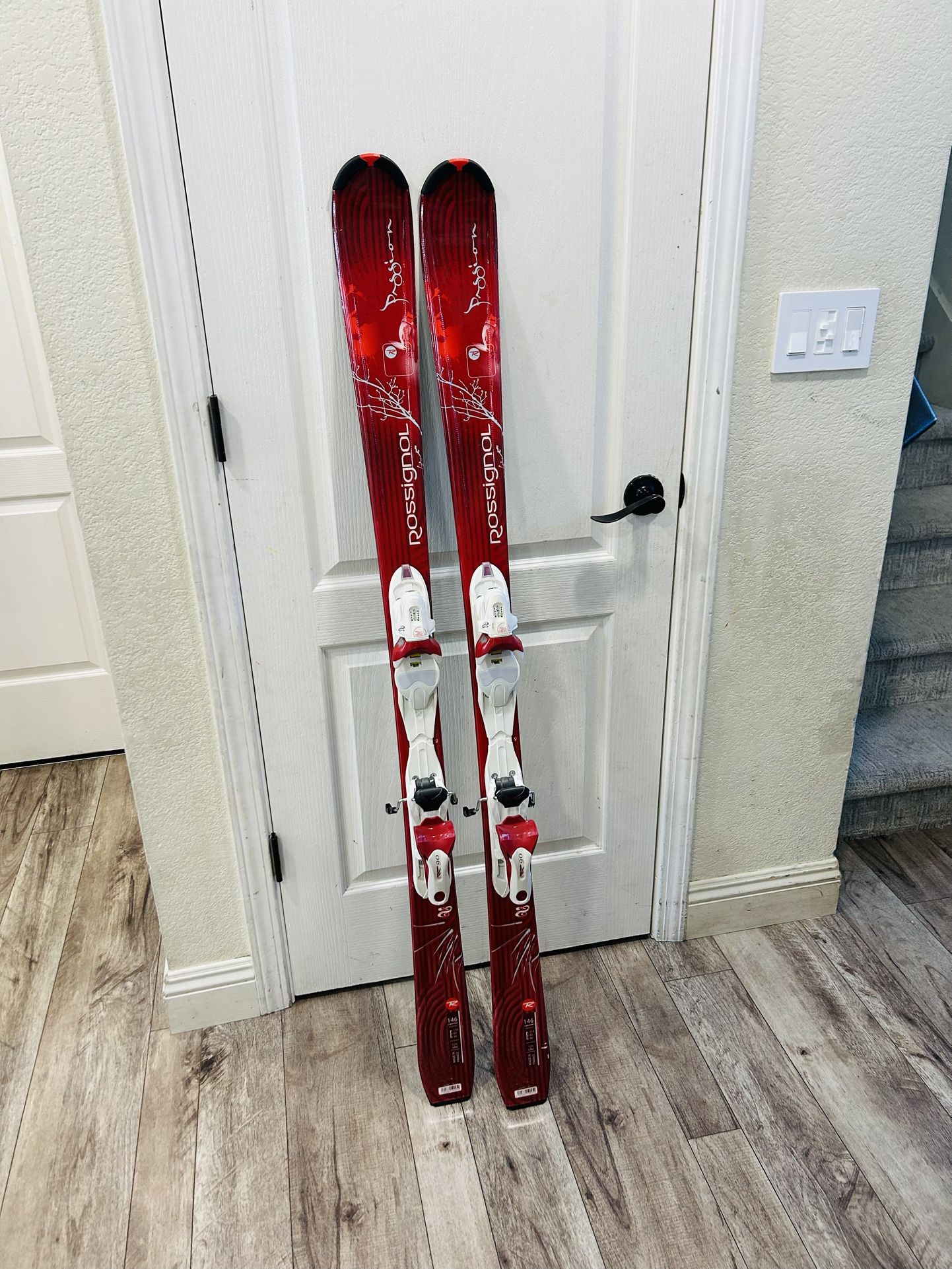 ROSSIGNOL SKIS WITH BINDINGS 146cm