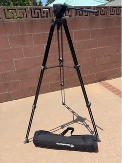 Manfrotto MVT502AM tripod with fluid drag head