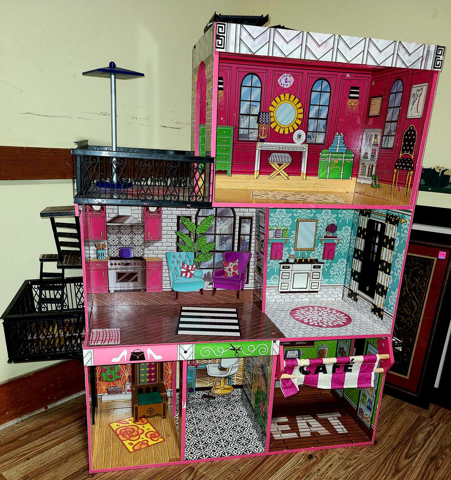 Doll house - good condition