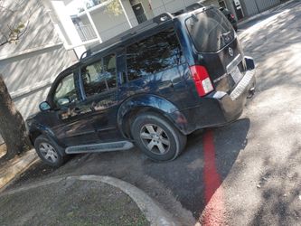 Nissan Pathfinder SUV Black