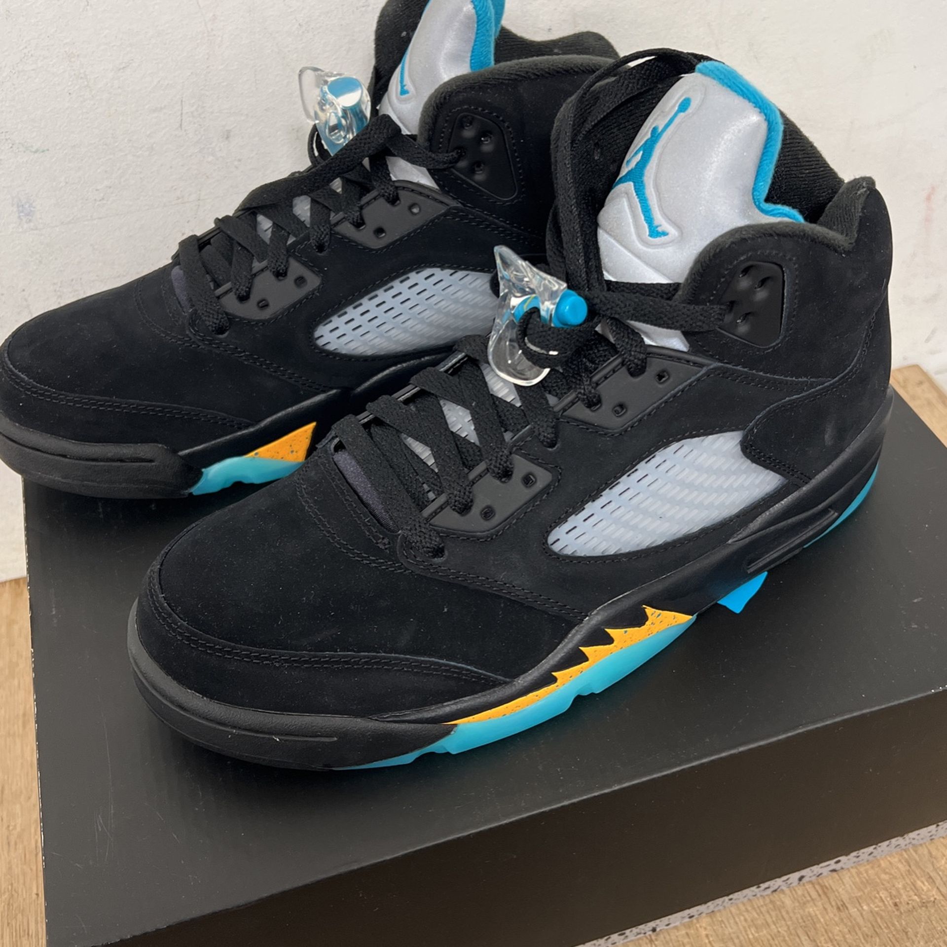 Jordan Retro 5 Supreme for Sale in Baldwin, NY - OfferUp