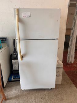 White Top-Freezer Refrigerator