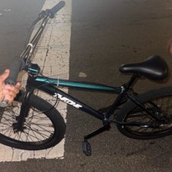 24 Inch Throne  2025  