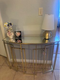 Entrance table