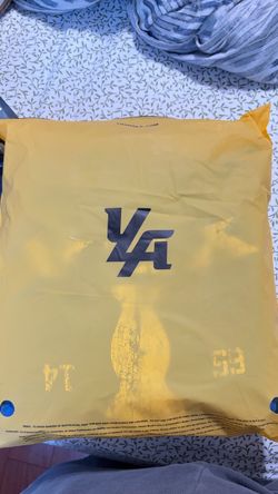 Young LA Gold’s gym hoodie