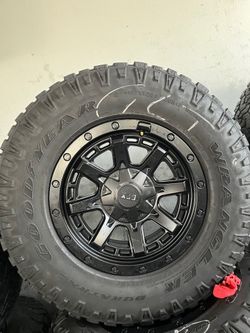 Vendo set de rines nuevos 17x9 de ancho de 6-139.7 lugs con llantas 285/70/R17 Goodyear para carros como tacomas 🔥🔥💯