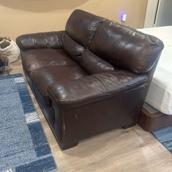 Timeless Leather Loveseat 