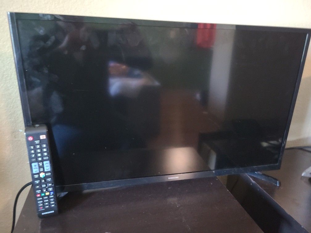 Samsung Smart TV 32" W/Remote 2021