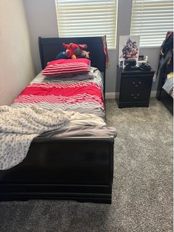 2 twin beds for sale.