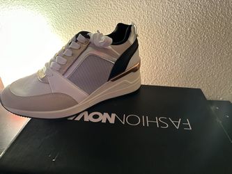 BRAND NEW fashionnova Sneaker (size 7 1/2)