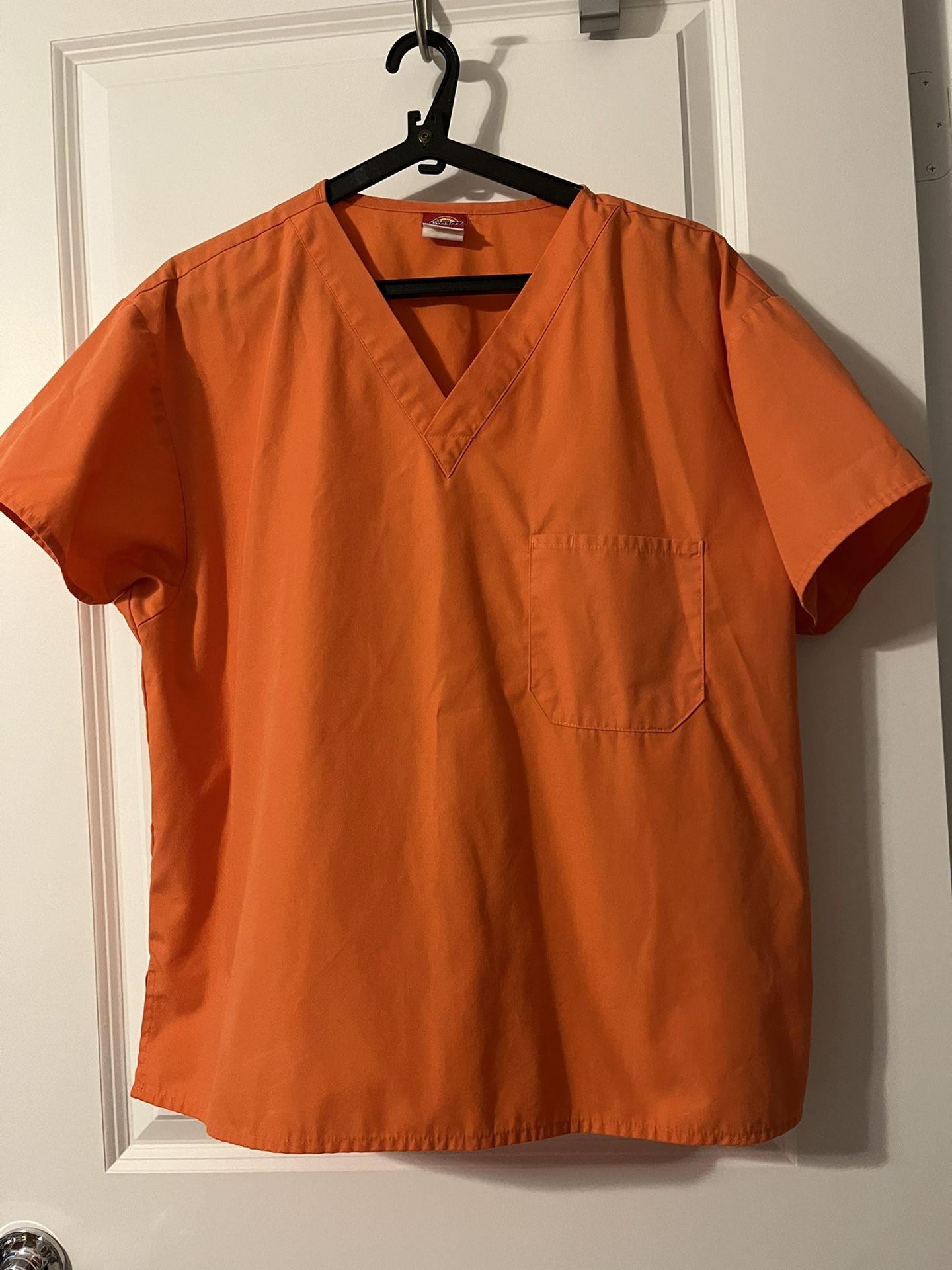 Scrub top it’s either a large or an extra large