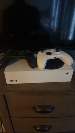 xbox series S 2 controllers