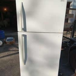 White Midea 18 Cu. Ft Refrigerator/Freezer 