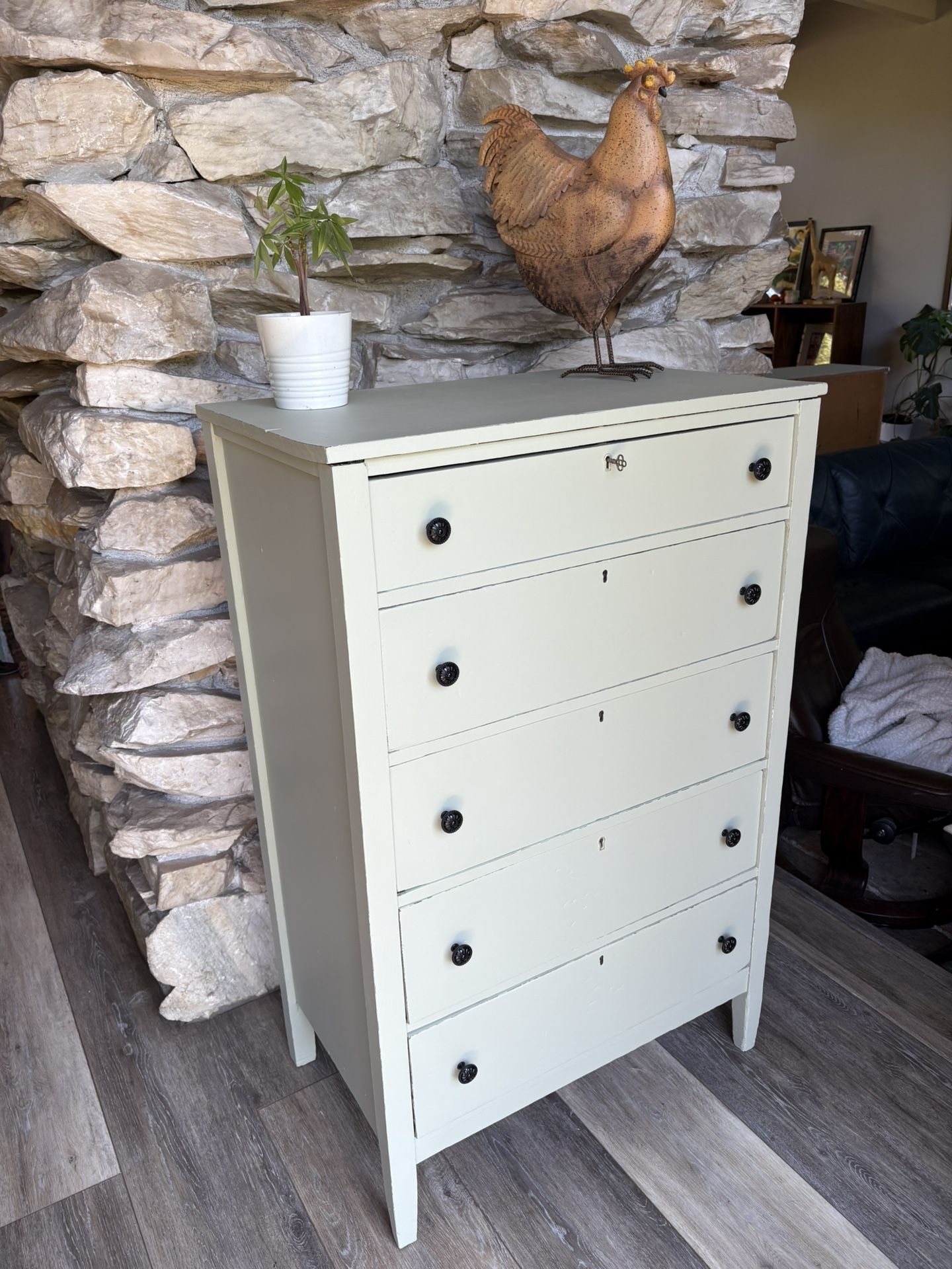 🌟pending- Antique Beauty! Sage Green 5-Drawer All Wood Dresser🌟