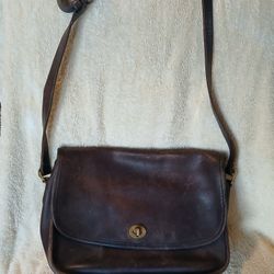 VINTAGE  COACH PURSE, INSIDES NEED TO BE CLEANED 