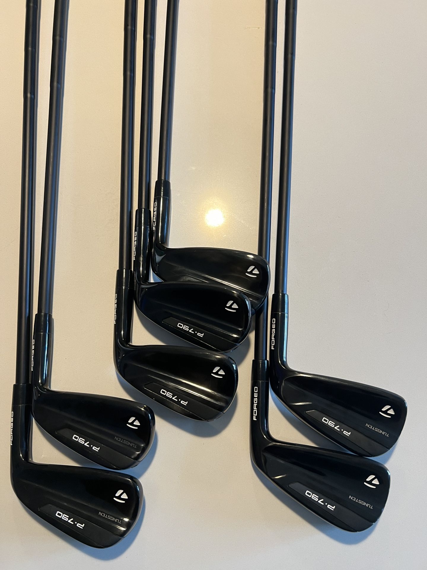 TAYLORMADE P790 IRON SET 4-PW BLACK RH - DYNAMIC GOLD 105 S300 SHAFT LIGHTLY USED