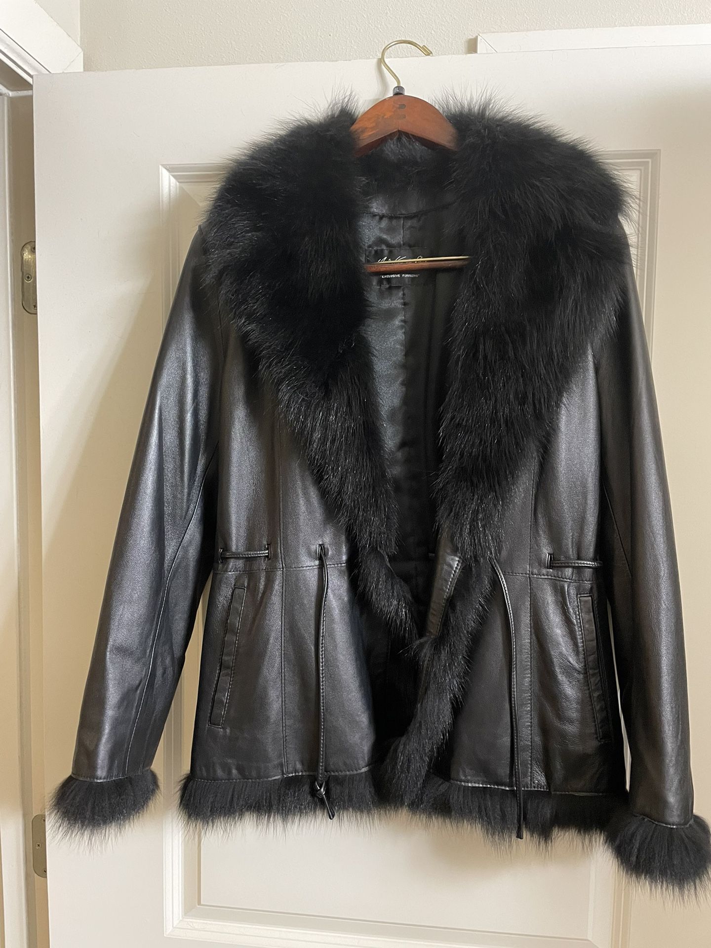 Leather jacket/fur collar. Only Worn Once!