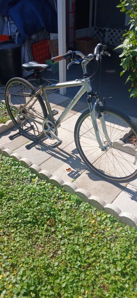 Trek 7200 Bike White & light Grey
