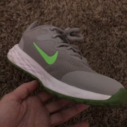 Nikes Youth 4.5