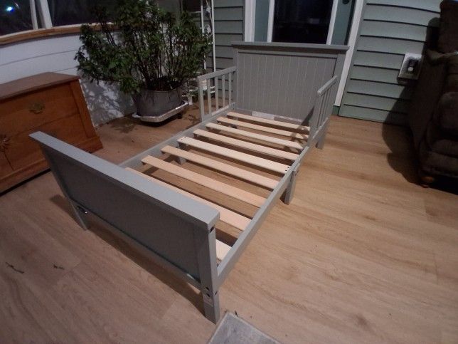 Graco Toddler Bed/Crib (Pebble Gray, Wooden)