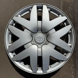 (1) 2005 Toyota Sienna 16” Hubcap - OEM Silver Wheel Cover