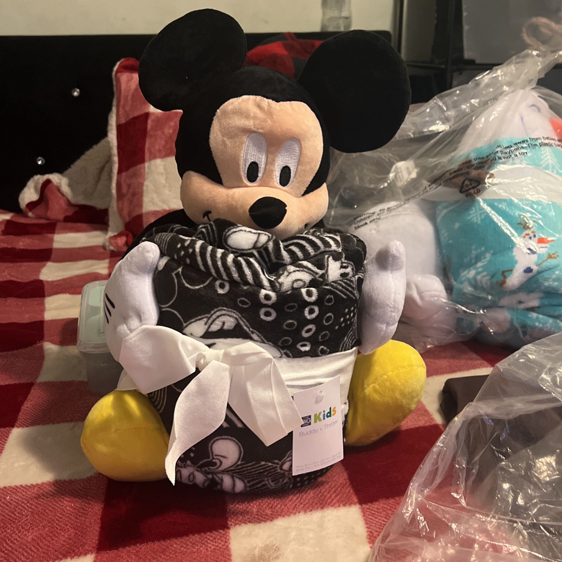 New frozen and Mickey Mouse Throw 20$ Each 