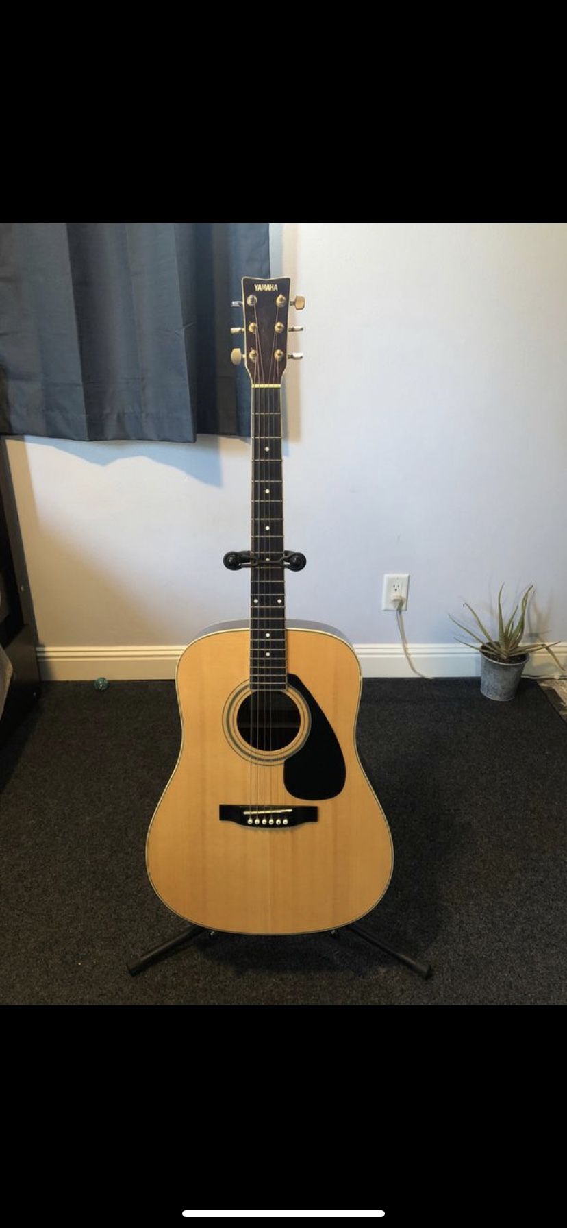 Yamaha FD02 Dreadnought Acoustic Guitar + Stand